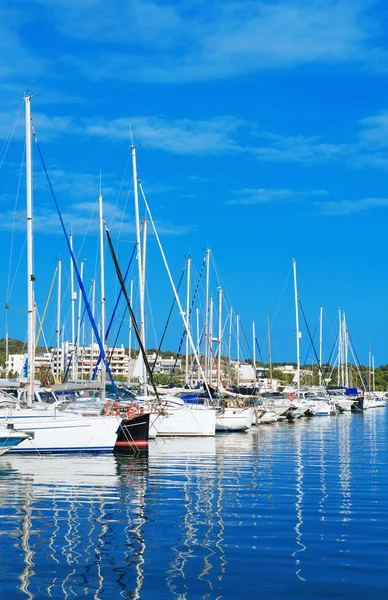 Veel jachten en boten in de haven. — Stockfoto