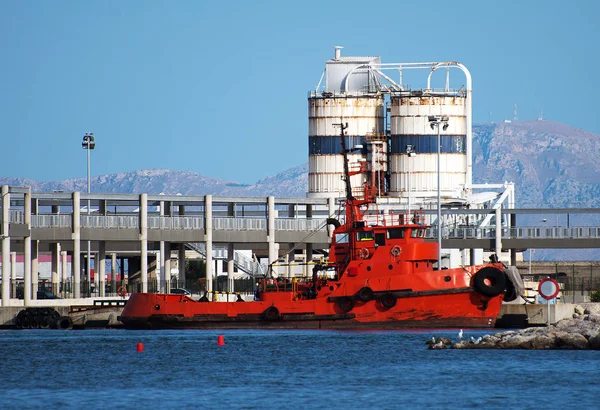 Remolcador rojo en el puerto . —  Fotos de Stock