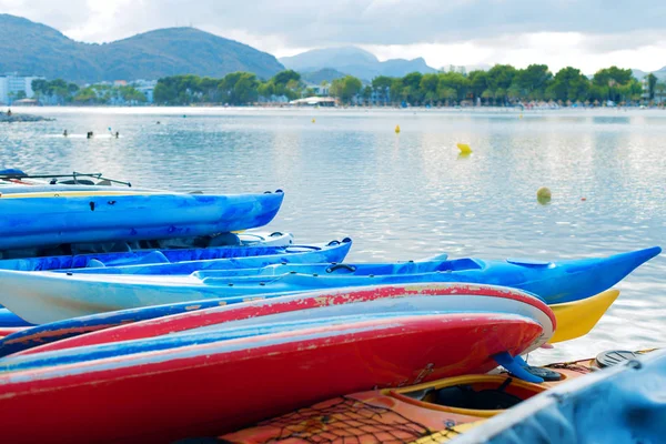 Kayaks en alquiler cerca del mar . —  Fotos de Stock