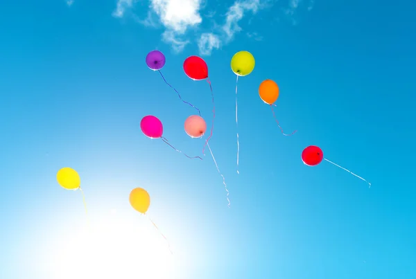 Wiele kolorowe balony w błękitne niebo. — Zdjęcie stockowe