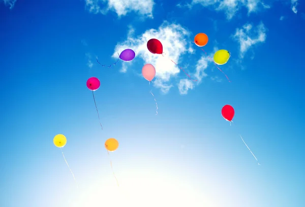 Viele bunte Luftballons am blauen Himmel. — Stockfoto
