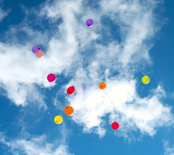 Wiele kolorowe balony w błękitne niebo. — Zdjęcie stockowe