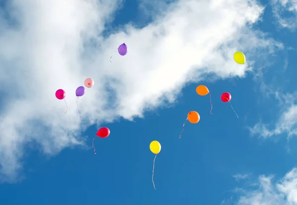 Veel kleurrijke baloons in de blauwe hemel. — Stockfoto