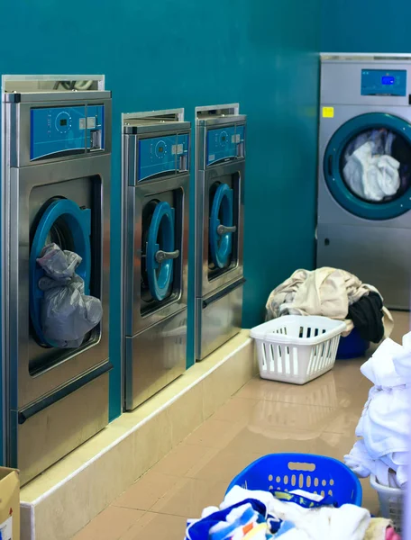 Kilku pralek w publicznych pralni. — Zdjęcie stockowe