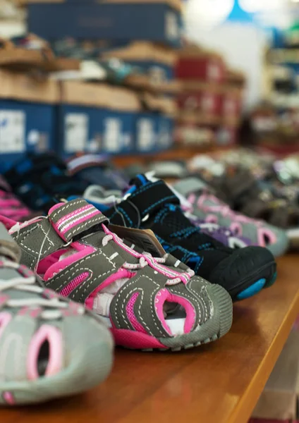 Samling av olika barn skor i butik. — Stockfoto