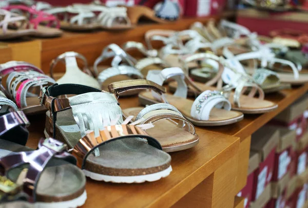 Colección de diferentes zapatos para niños en tienda . — Foto de Stock