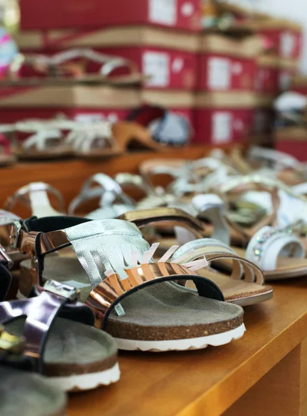 Colección de diferentes zapatos para niños en tienda . — Foto de Stock
