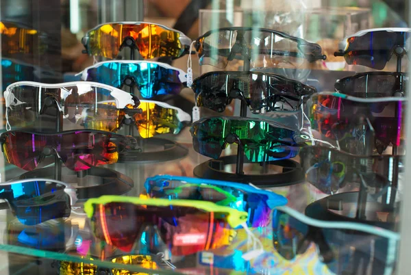 Wiele okulary sportowe na sklepowej. — Zdjęcie stockowe