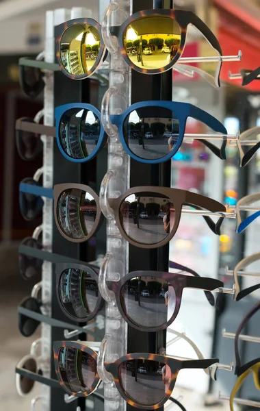 Muchas gafas de sol en la tienda . — Foto de Stock