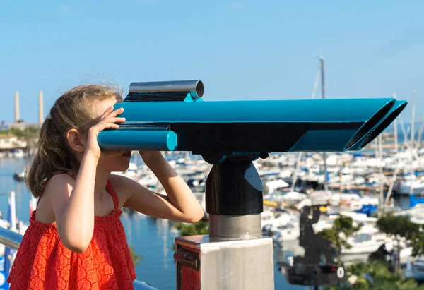 Little girl using coin operated panoramic telescope. — Stock Photo, Image