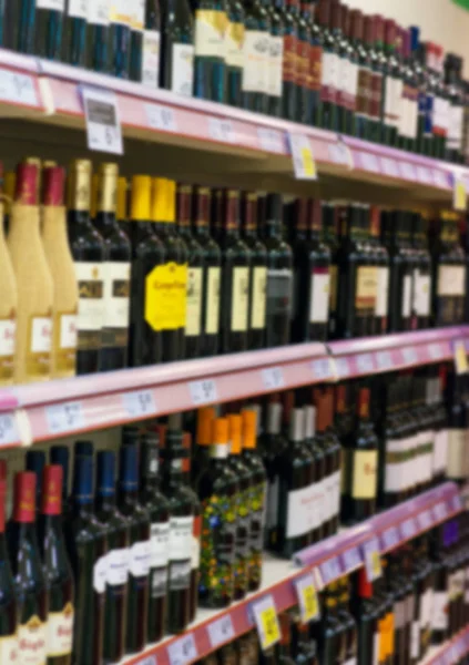 Розмитий образ полиць з алкогольними напоями в супермаркеті . — стокове фото