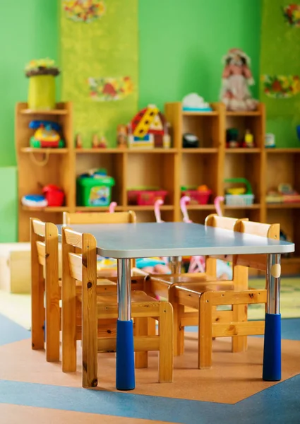 Krzesła, stolik i zabawki. Wnętrze przedszkola. — Zdjęcie stockowe