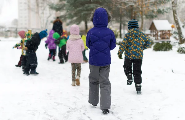 Children on walk in kindergarten in the winter. — Stock Photo, Image