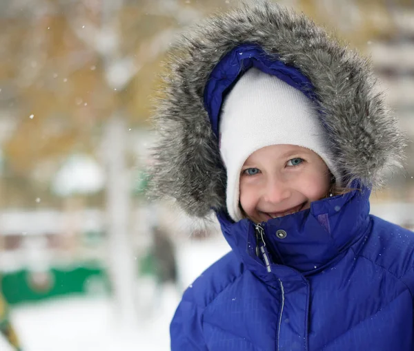 Porträtt av glad liten flicka vintertid. — Stockfoto