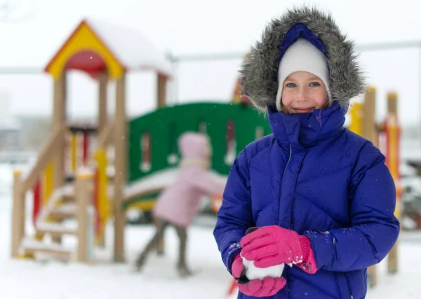 Portrait of happy little girl in winter time. — Stock Photo, Image