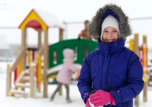 Retrato de niña feliz en invierno . —  Fotos de Stock