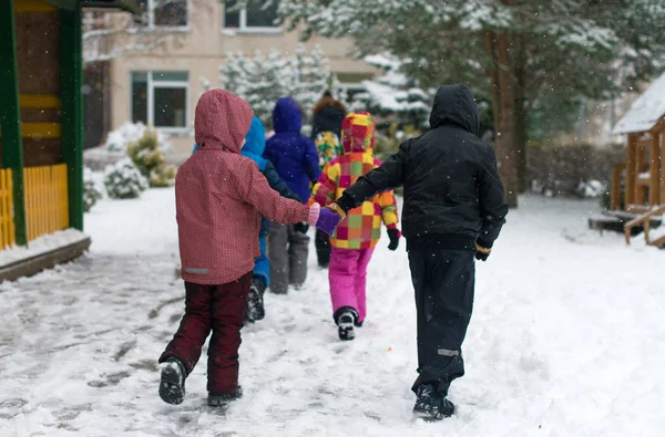 Barn på promenad på dagis på vintern. — Stockfoto