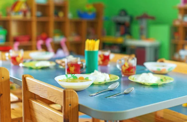 Czas posiłku w przedszkolu. — Zdjęcie stockowe