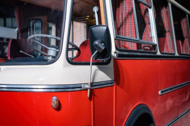 Kırmızı eski retro otobüs parçası.