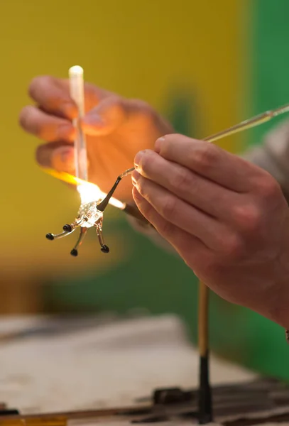 Fonte du verre. Fabrication de figurine en verre . — Photo