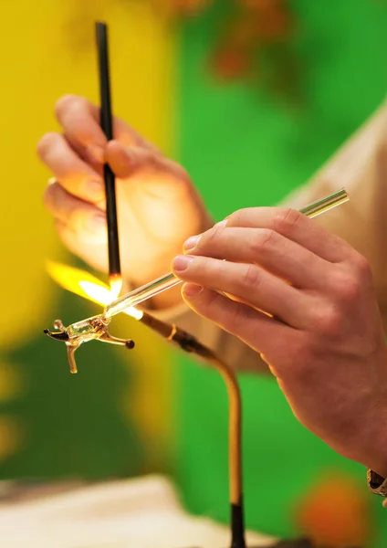 Derretimiento de vidrio. Fabricación de figura de vidrio . — Foto de Stock