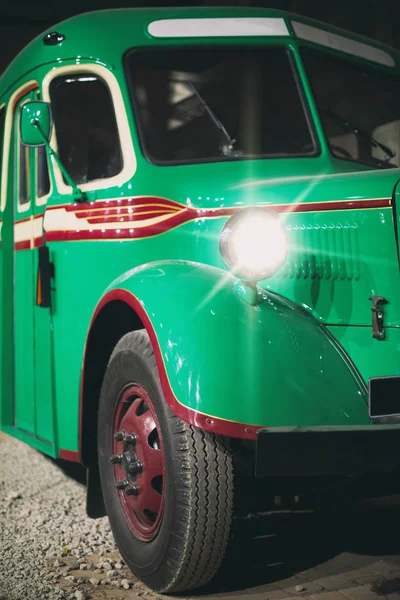 Část staré zelené retro autobus. — Stock fotografie