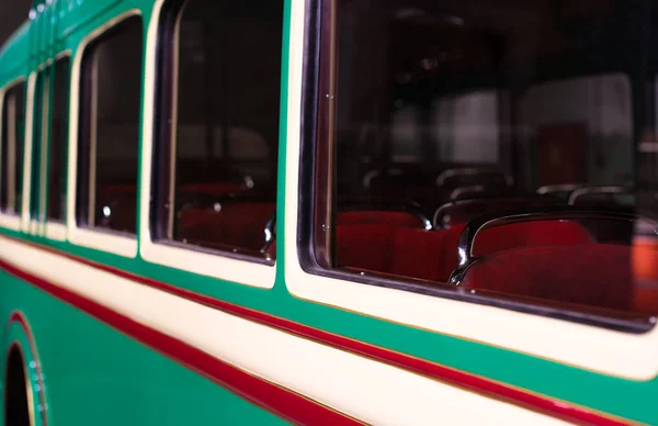 Частина зеленого ретроавтобуса з пасажирськими сидіннями . — стокове фото