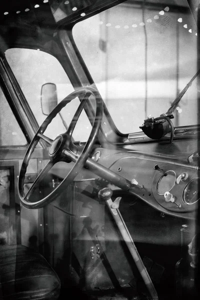 Wnętrze w kabinie starych autobusów. Czarno-białe. — Zdjęcie stockowe