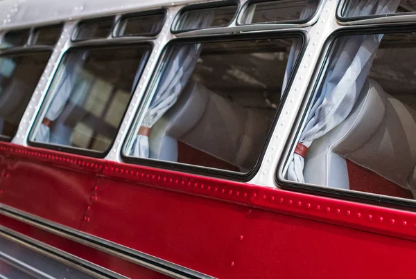 En del av röd retro buss med passagerarsäten. — Stockfoto