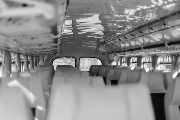 Interior dentro do ônibus com assentos. Preto e branco . — Fotografia de Stock
