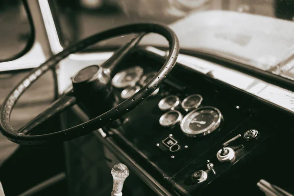 Interior de la vieja cabina de autobús. Blanco y negro . — Foto de Stock