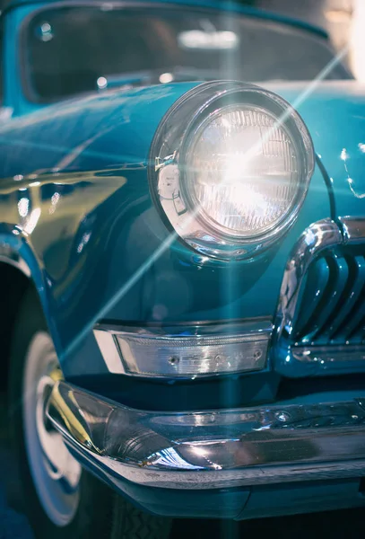 Vista de cerca del faro retro del coche . — Foto de Stock