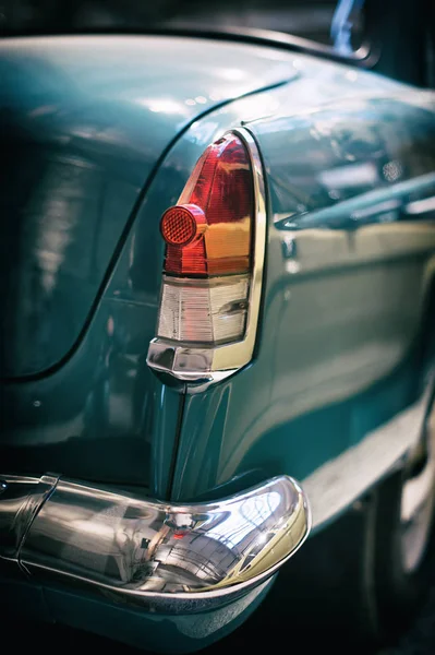 Vista de cerca de la retroiluminación del coche retro . — Foto de Stock