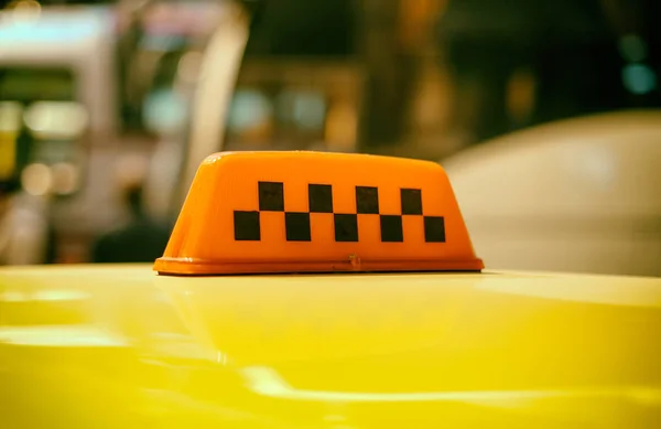 Taxischild auf dem Autodach. — Stockfoto