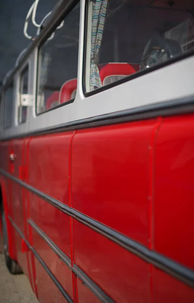 Частина червоного ретроавтобуса з пасажирськими сидіннями . — стокове фото