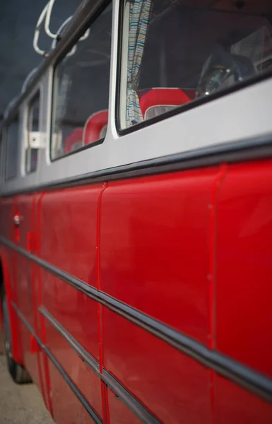 Parte del autobús retro rojo con asientos de pasajeros . — Foto de Stock