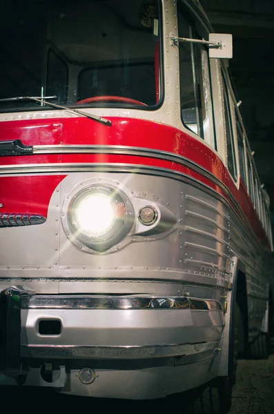 Parte del viejo autobús retro rojo . — Foto de Stock