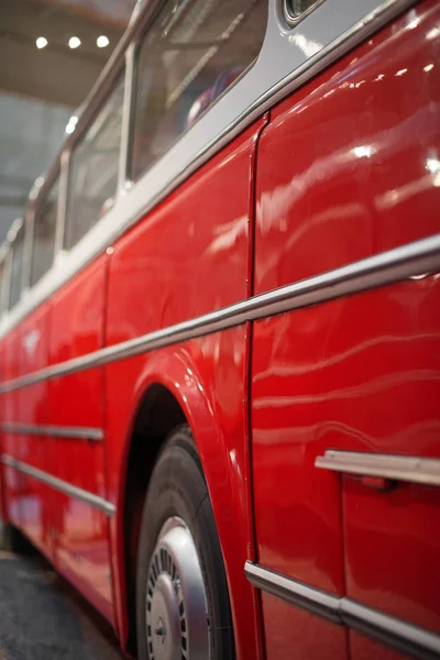 Teil eines roten Retro-Busses mit Beifahrersitzen. — Stockfoto