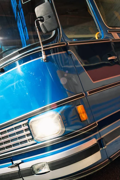 Частина синього старого ретроавтобуса . — стокове фото