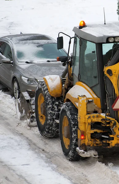 Ciągnika shoveling śniegu na ulicy. — Zdjęcie stockowe