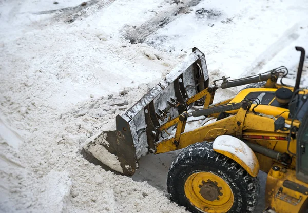 Ciągnika shoveling śniegu na ulicy. — Zdjęcie stockowe