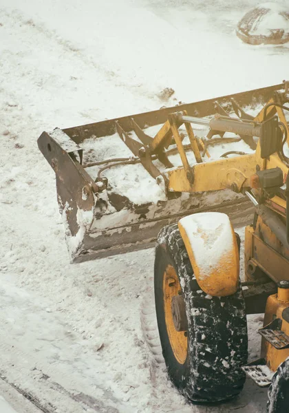 Tractor shoveling snow on the street. — Stock Photo, Image