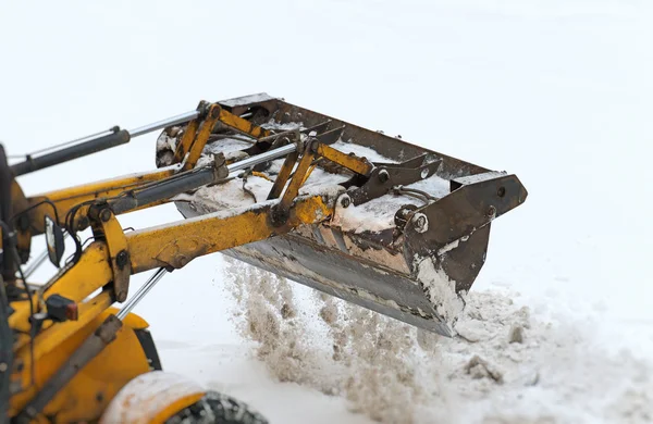 Traktor, odhazování sněhu na ulici. — Stock fotografie