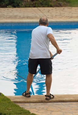 Temizlik Yüzme Havuzu kutup ile adam.