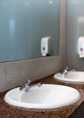 Lavabo ve musluklar boş umumi tuvalet Oda.