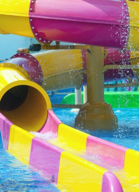 Renkli su kaydırağı waterpark Resort.
