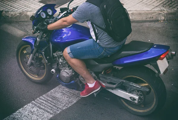 Homme méconnaissable à moto dans la rue . — Photo