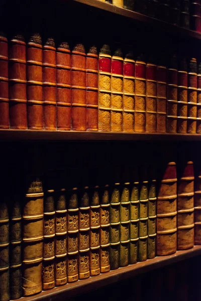 Staré knihy o dřevěné police. — Stock fotografie
