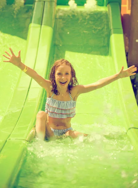 Kleines Mädchen hat Spaß im Aquapark. — Stockfoto