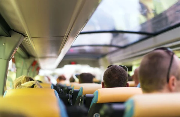 Pohled zevnitř autobusu s cestujícími. — Stock fotografie